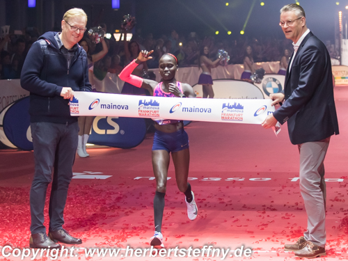 Vivian Cheruiyot siegt beim Frankfurt Marathon