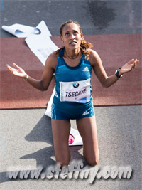 Tirfi Tsegaye dankt dem Himmel fr den Sieg. Viele thiopier bekreuzigen sich nach dem Zieleinlauf