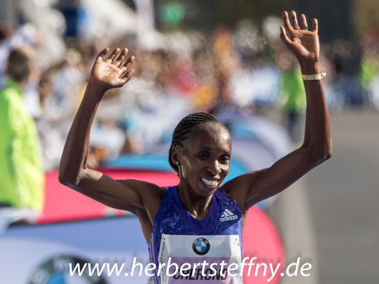 Gladys Cherono siegt in Berlin 2015 mit Weltjahresbestzeit